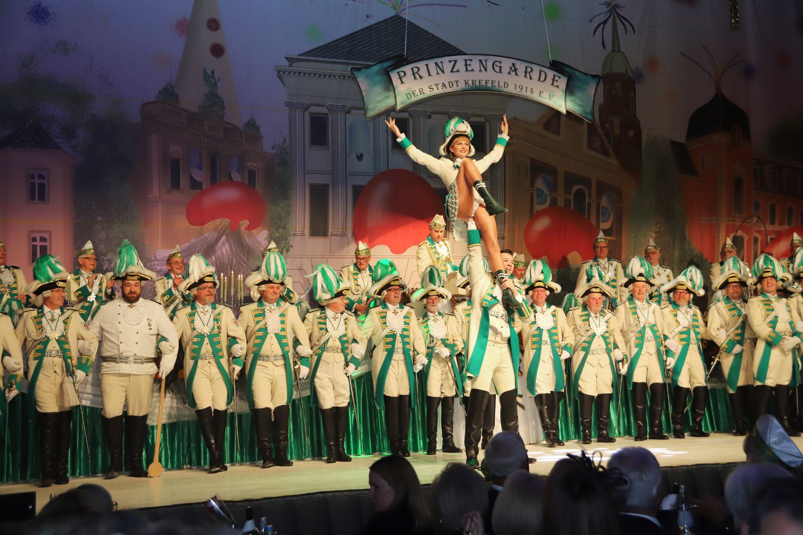 Das Korps der Prinzengarde auf der Bühne
