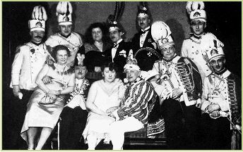 1929: Prinz Willy Schroer und Minister Regels (beide vorne sitzend), im Kreis der Prinzengarde. Dritter von rechts: Hans