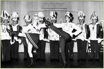 Marschall Albert Machost (links), Kommandeur der Prinzengarde von 1958 bis 1963, strahlt. Der Mariechentanz „sitzt“. Mar